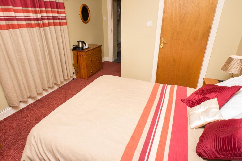 Larkin'S Pub, Restaurant, And B&B Milltown  Номер фото