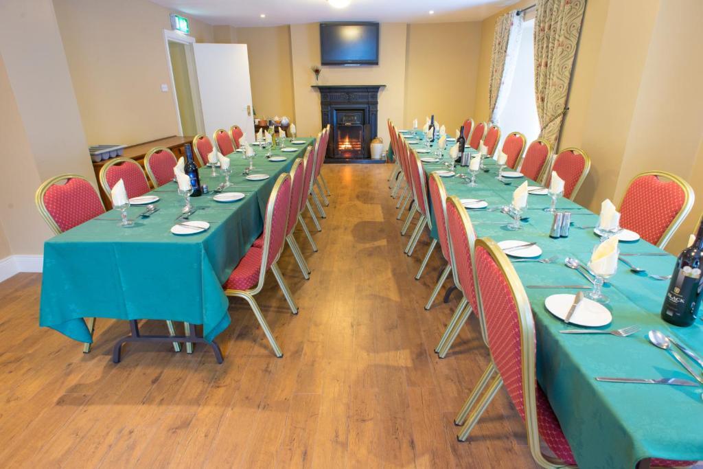 Larkin'S Pub, Restaurant, And B&B Milltown  Экстерьер фото