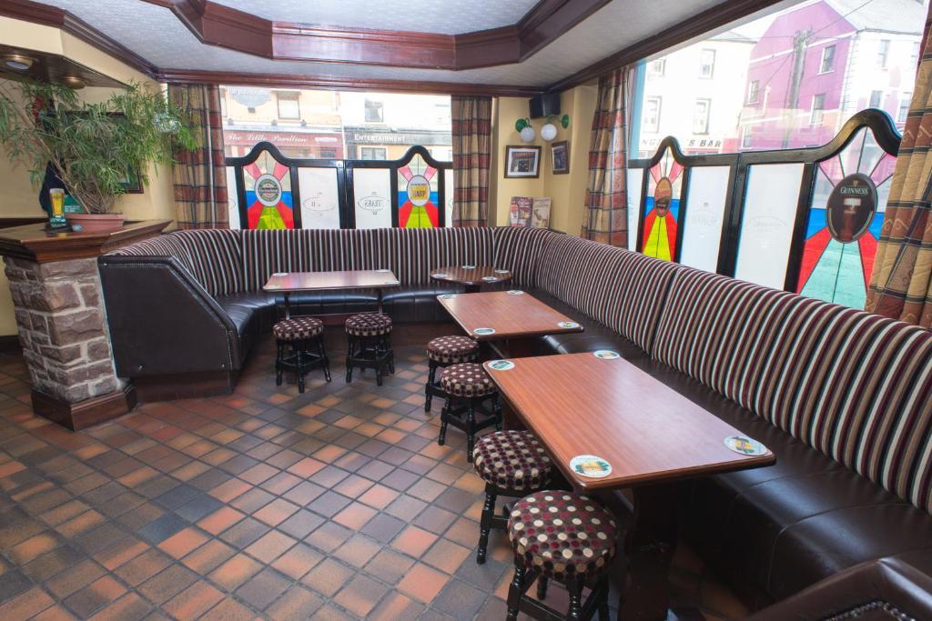 Larkin'S Pub, Restaurant, And B&B Milltown  Экстерьер фото